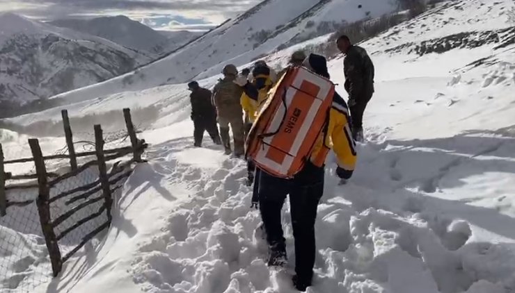 Kardan yolu kapanan 2 bin rakımlı köyde helikopterli hasta kurtarma operasyonu