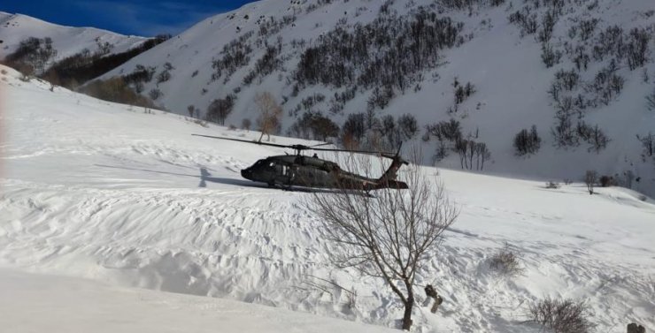 Kardan yolu kapanan 2 bin rakımlı köyde helikopterli hasta kurtarma operasyonu