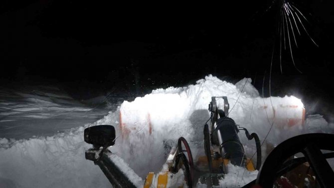 Kardan yolu kapanan köydeki hasta için ekipler seferber oldu