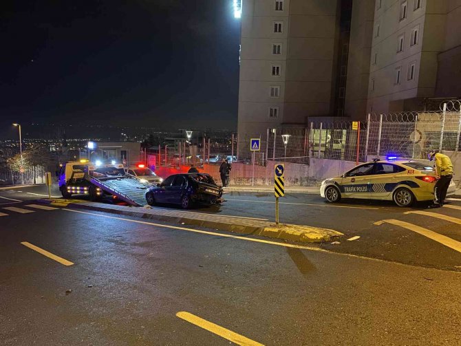 Kontrolünü kaybeden otomobil park halindeki minibüse çarptı: 3 yaralı