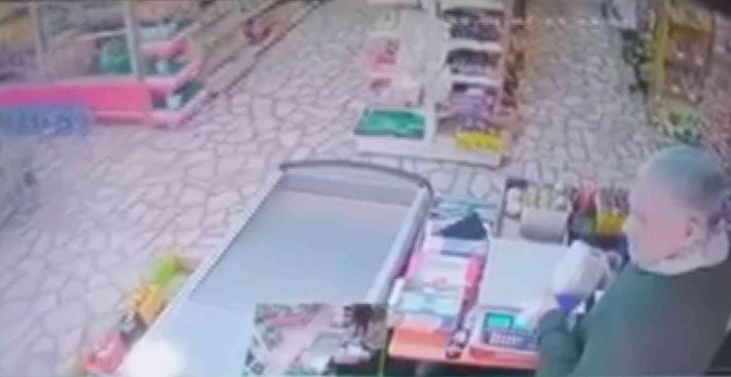 Kredi kartını uzattı, market sahibinin telefonunu çalarak kaçtı