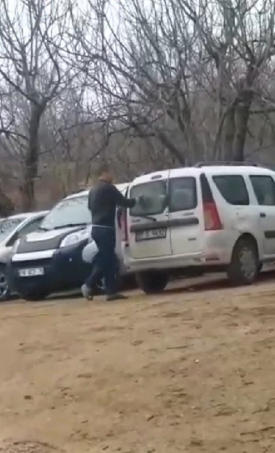 Kürekle otoparktaki araçların camlarını kıran şüpheli yakalandı