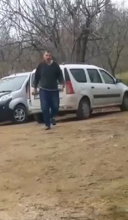 Kürekle otoparktaki araçların camlarını kıran şüpheli yakalandı