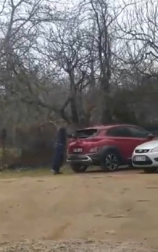 Kürekle otoparktaki araçların camlarını kıran şüpheli yakalandı
