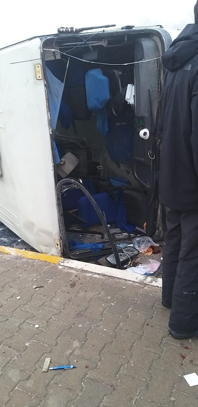 Midibüs devrildi: 9 yaralı