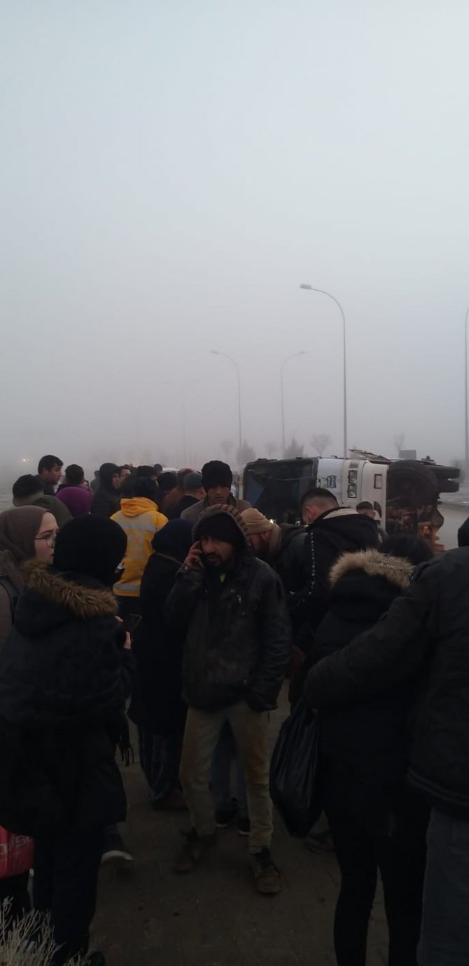 Midibüs devrildi: 9 yaralı