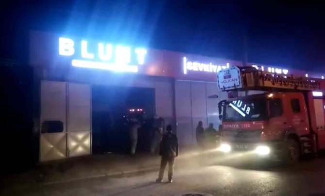 Mobilya malzemeleri imalathanesinde korkutan yangın