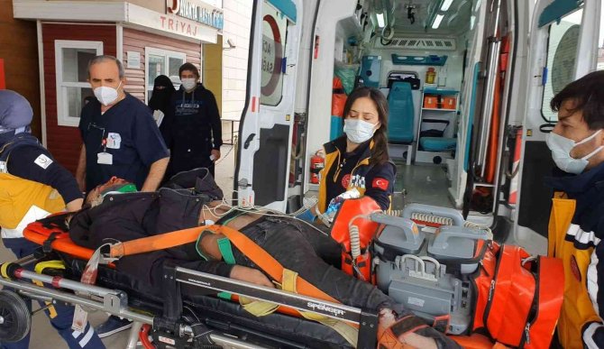 Otobüsle çarpışan motosiklet sürücüsü kurtarılamadı