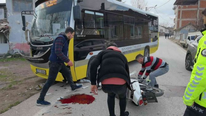 Otobüsle çarpışan motosiklet sürücüsü kurtarılamadı