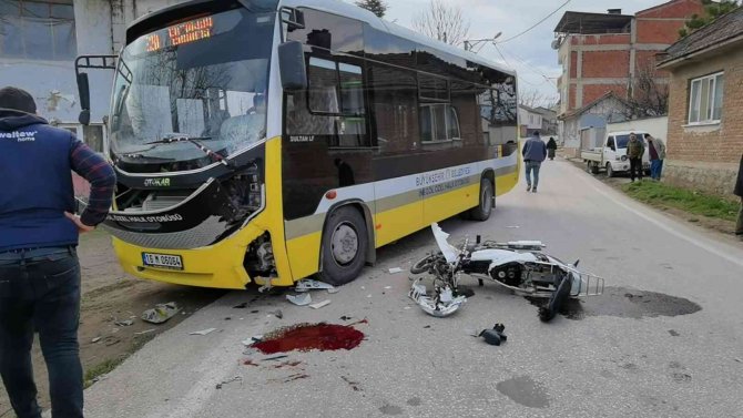 Otobüsle çarpışan motosiklet sürücüsü kurtarılamadı
