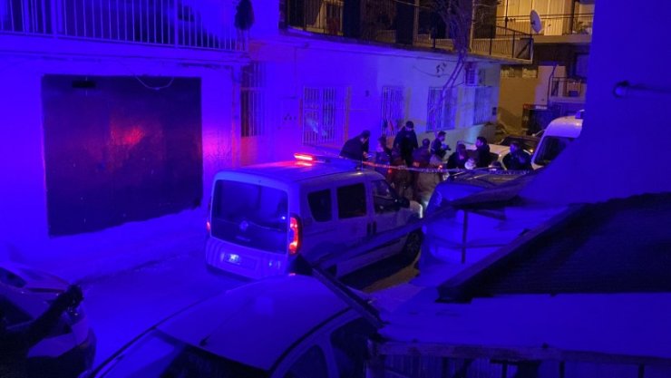 Otomobil içinde yüzü bezle sarılmış ceset bulundu