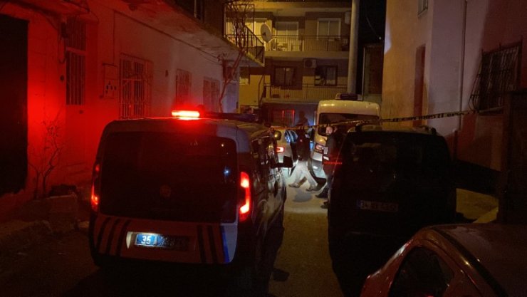 Otomobil içinde yüzü bezle sarılmış ceset bulundu