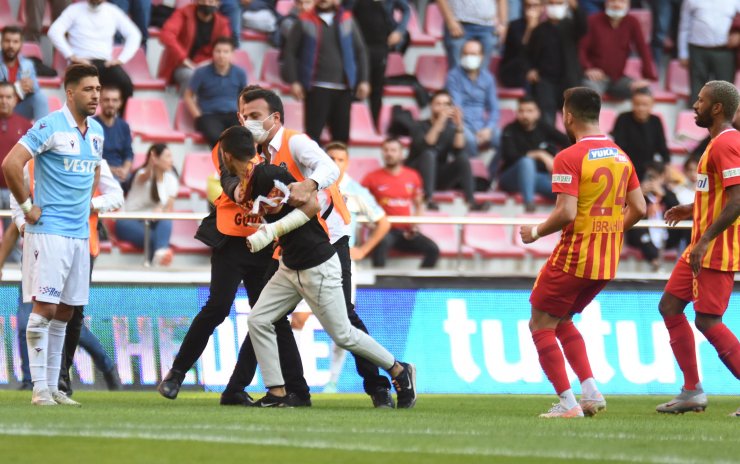 Sahaya girip, Bakasetas'ın üzerine yürüyen taraftara 4 yıla kadar hapis istemi