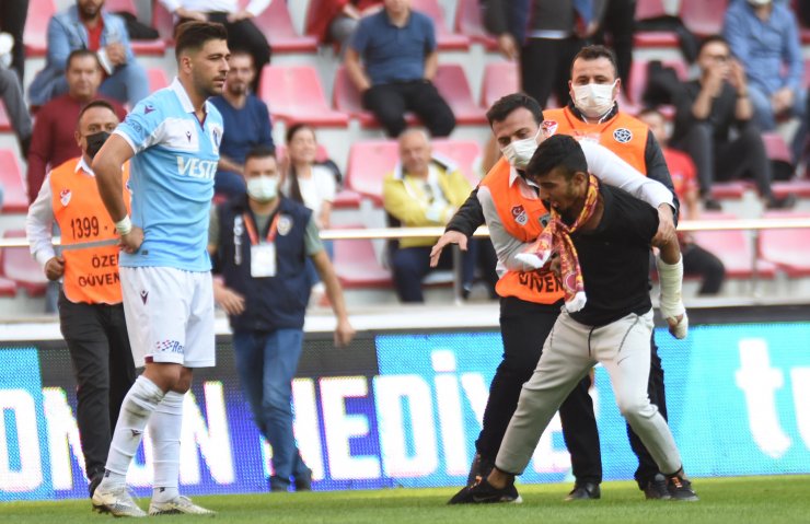 Sahaya girip, Bakasetas'ın üzerine yürüyen taraftara 4 yıla kadar hapis istemi