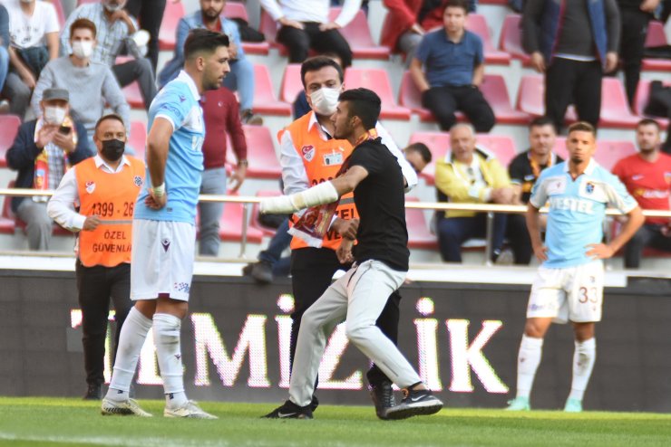 Sahaya girip, Bakasetas'ın üzerine yürüyen taraftara 4 yıla kadar hapis istemi