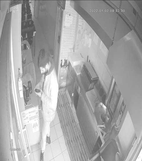 Şarj edeceğini söyleyerek telefonu böyle çaldı