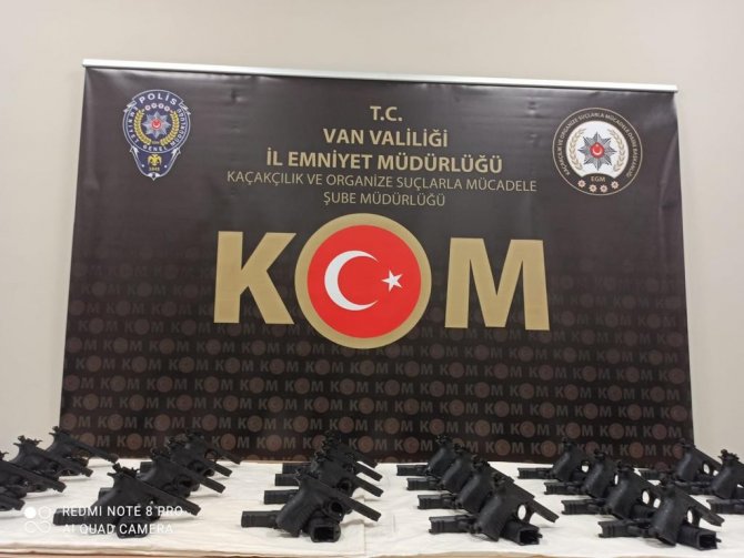 Tabanca kabzası ve sahte içki ele geçirildi