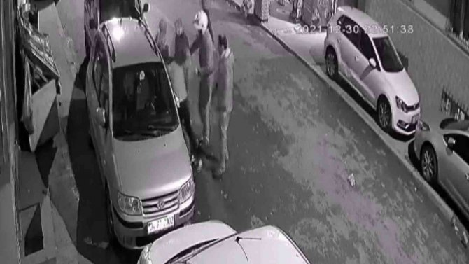 Tartıştıkları genci sokak ortasında dakikalarca darp ettiler