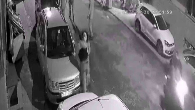 Tartıştıkları genci sokak ortasında dakikalarca darp ettiler