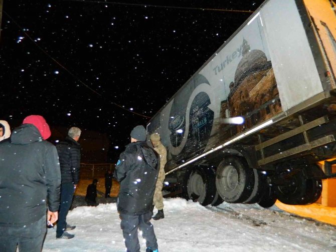 Yoldan kayan tır evin bahçesine girdi