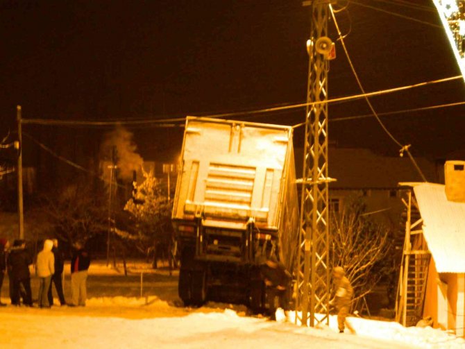 Yoldan kayan tır evin bahçesine girdi