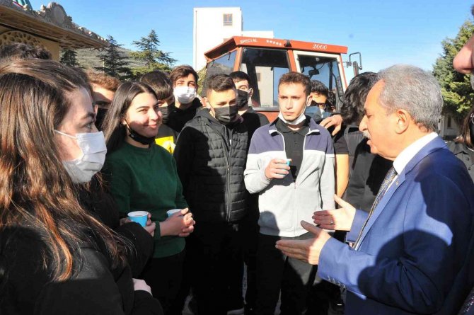 Başkan Akkaya teneffüste öğrencilerle buluştu