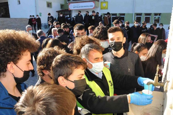 Başkan Akkaya teneffüste öğrencilerle buluştu