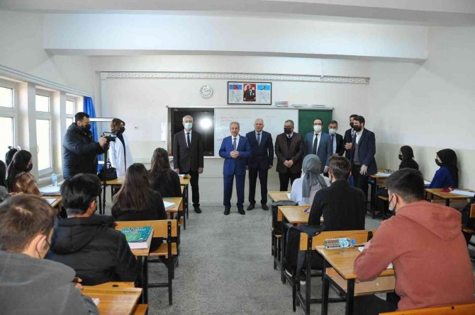 Başkan Akkaya teneffüste öğrencilerle buluştu