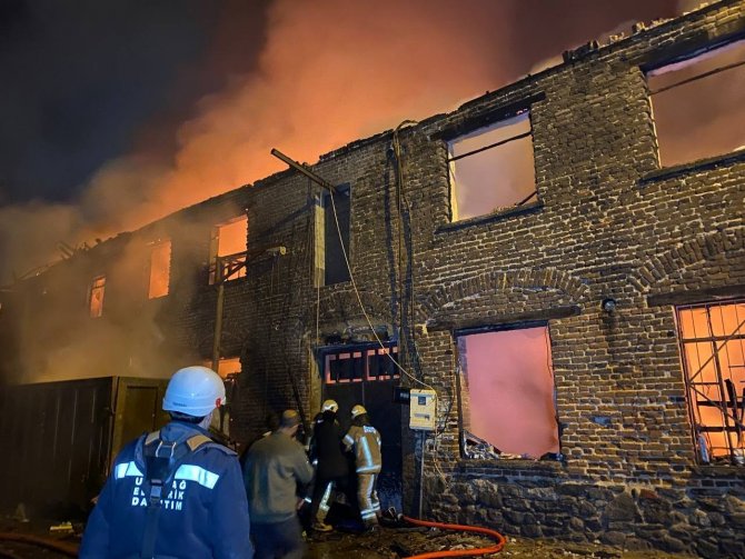 Bursa’da mobilya atölyesi ve geri dönüşüm tesisinde yangın çıktı
