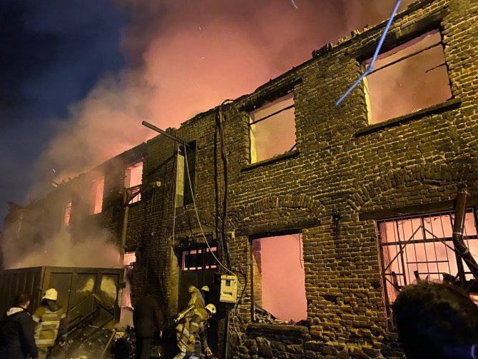 Bursa’da mobilya atölyesi ve geri dönüşüm tesisinde yangın çıktı