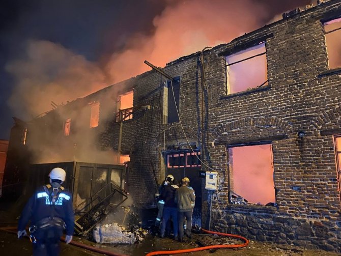 Bursa’da mobilya atölyesi ve geri dönüşüm tesisinde yangın çıktı