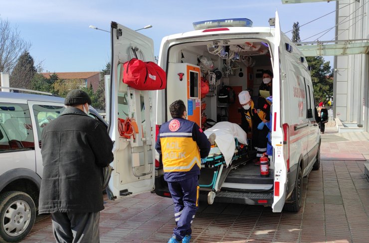 Devrilen traktörün sürücüsü öldü, eşi yaralandı