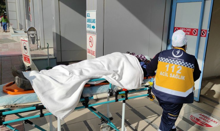 Devrilen traktörün sürücüsü öldü, eşi yaralandı