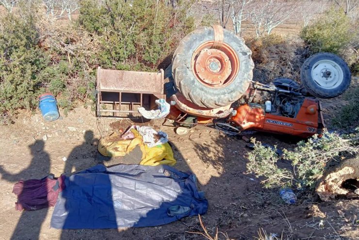 Devrilen traktörün sürücüsü öldü, eşi yaralandı