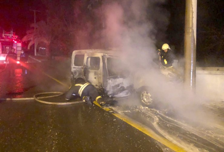 Hafif ticari araçta çıkan yangın ormana sıçramadan söndürüldü