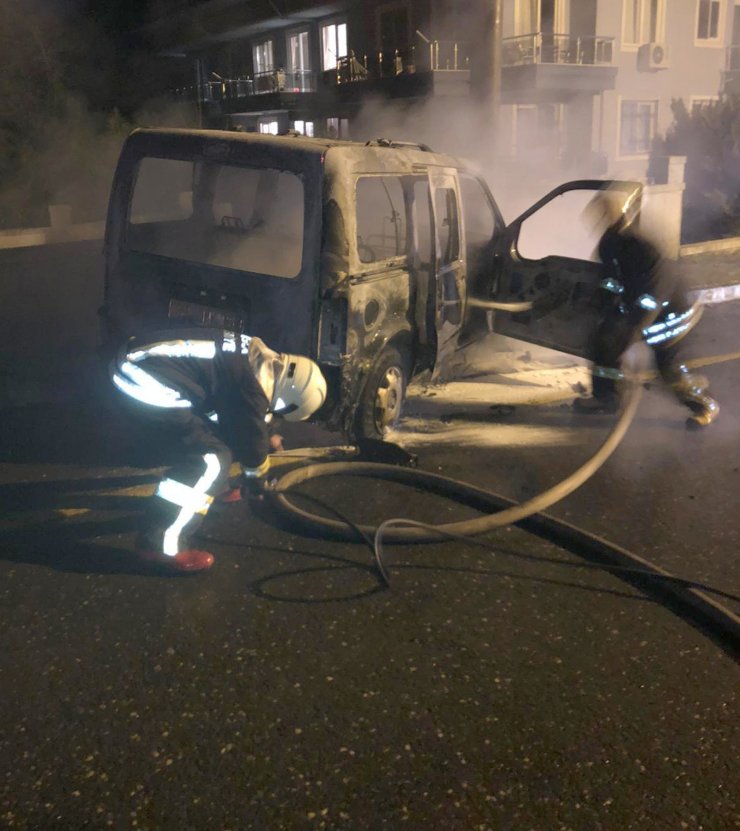 Hafif ticari araçta çıkan yangın ormana sıçramadan söndürüldü