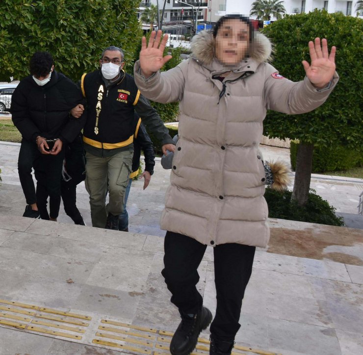 Mağazadan 8 cep telefonu çalan 2 kardeşten 1'i tutuklandı