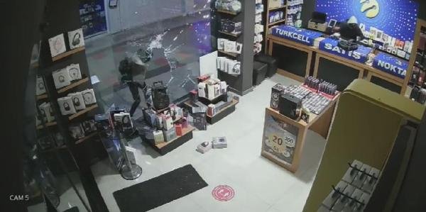 Mağazadan 8 cep telefonu çalan 2 kardeşten 1'i tutuklandı