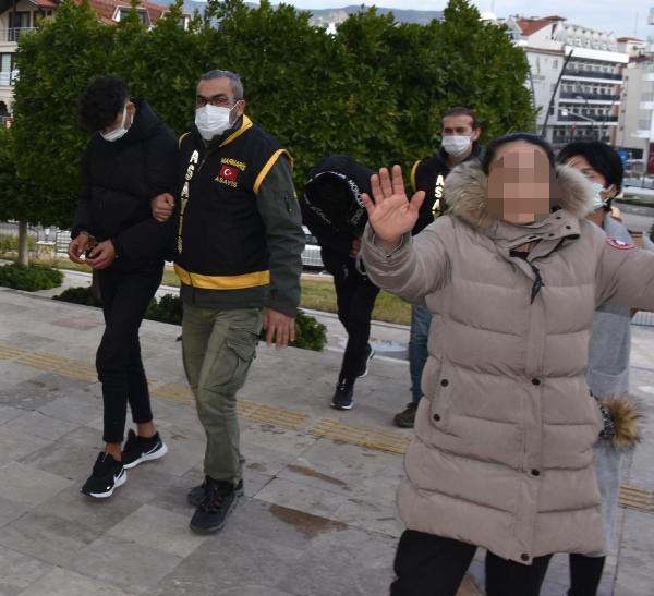 Mağazadan 8 cep telefonu çalan 2 kardeşten 1'i tutuklandı