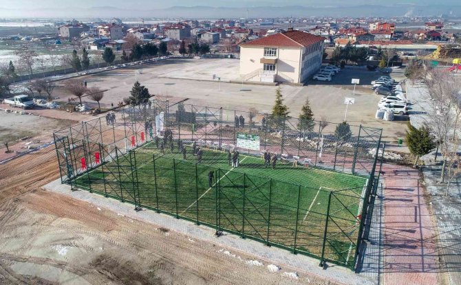 Meram’da 10 okulun bahçesine halı saha kazandırıldı