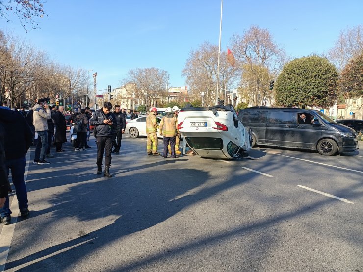 Öğrenci servisine çarpıp iki takla atan otomobildeki 2 kişi yaralandı 