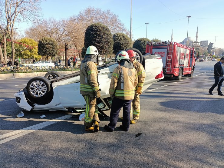 Öğrenci servisine çarpıp iki takla atan otomobildeki 2 kişi yaralandı 