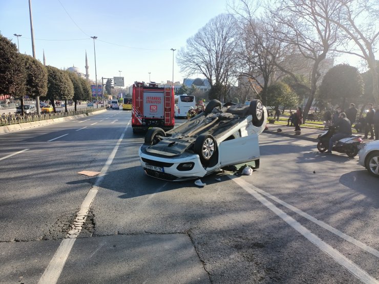 Öğrenci servisine çarpıp iki takla atan otomobildeki 2 kişi yaralandı 