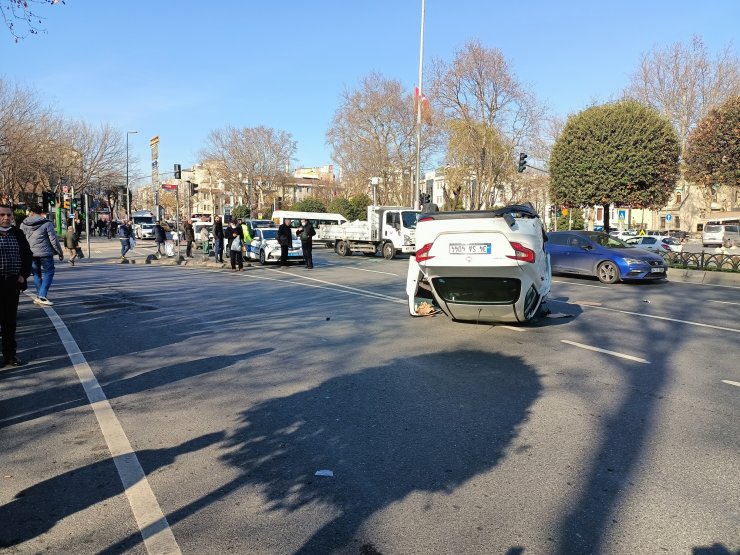 Öğrenci servisine çarpıp iki takla atan otomobildeki 2 kişi yaralandı 