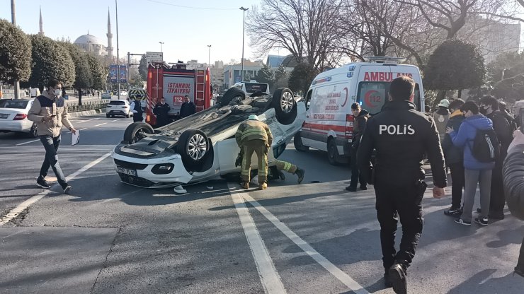 Öğrenci servisine çarpıp iki takla atan otomobildeki 2 kişi yaralandı 