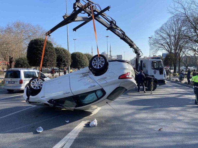 Öğrenci servisiyle otomobil çarpıştı
