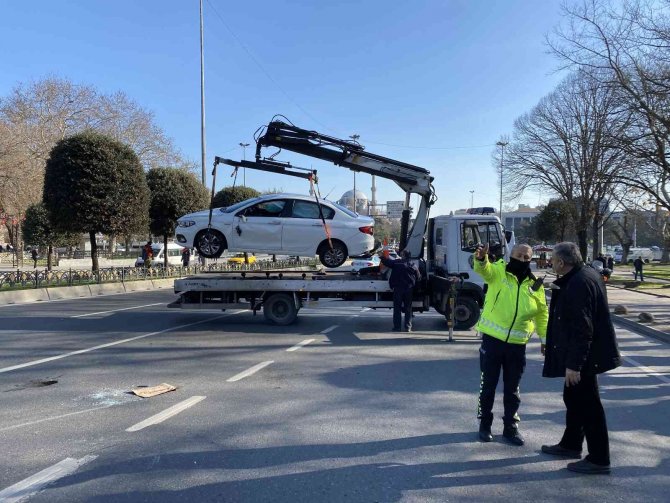 Öğrenci servisiyle otomobil çarpıştı