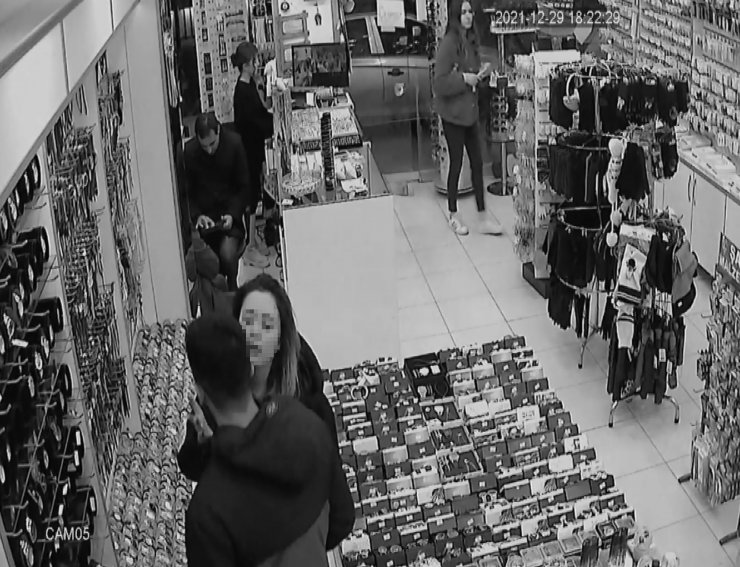 Saat çalan sevgililer yakalandı