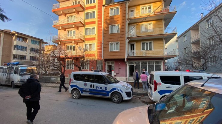 Tartıştığı eşini sırtından 2 kez bıçakladı