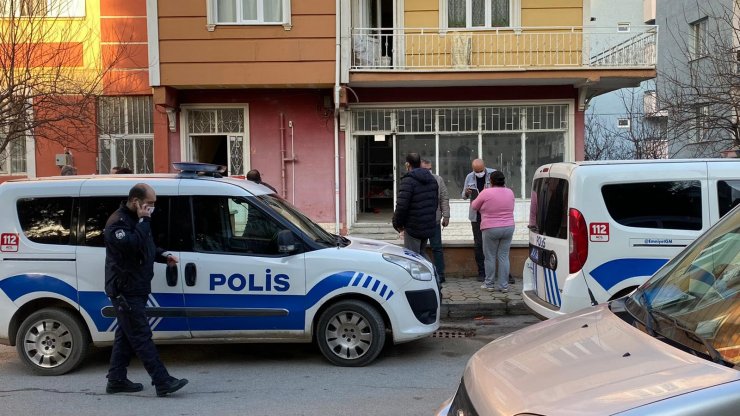 Tartıştığı eşini sırtından 2 kez bıçakladı